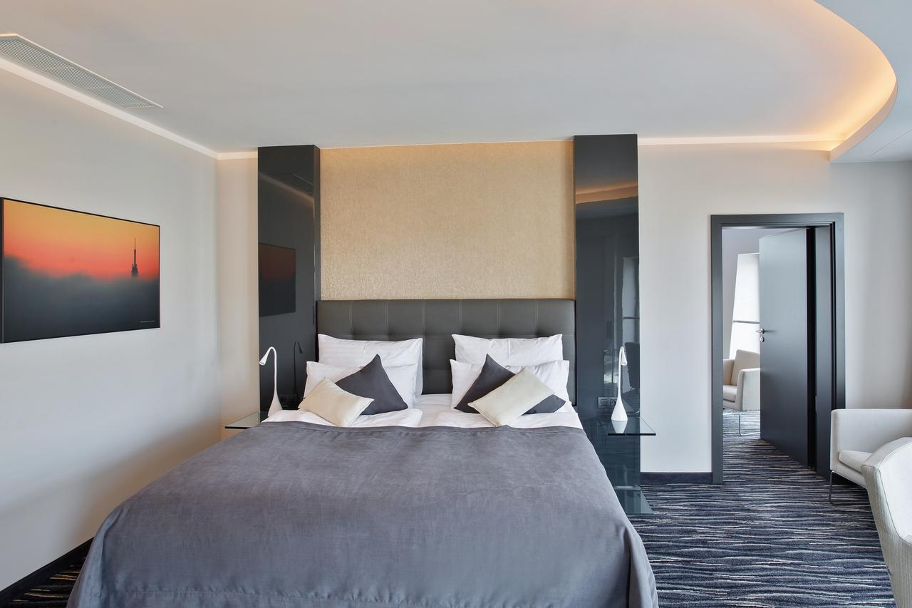 Suite with City View,695406075:JPEG